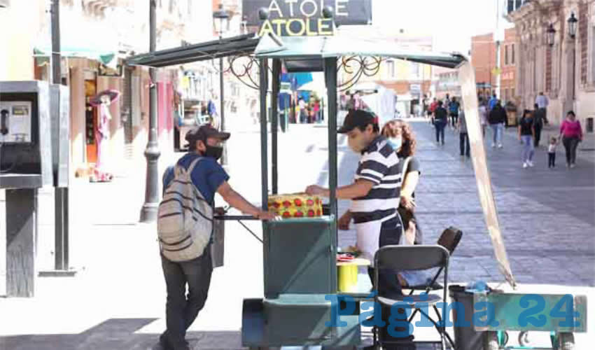 Venden tamales y atole enfrente de Plaza de Armas para llevar a casa y disfrutar con la familia