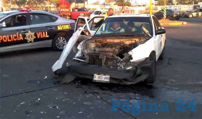 El taxi 3303 qued&oacute; destrozado de su parte frontal, al estamparse de frente contra un cami&oacute;n repartidor de Gas Noel, mismo que le cerr&oacute; el paso