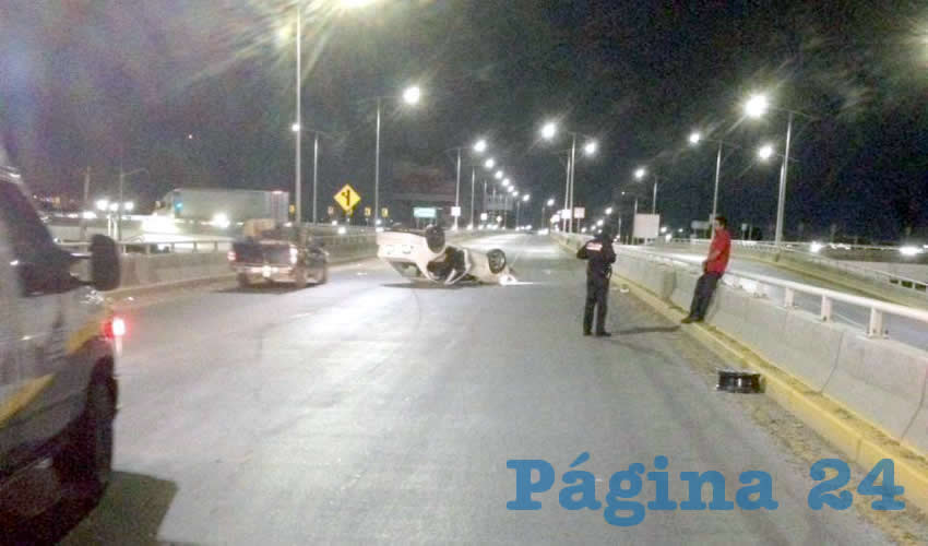 El carro Volkswagen Jetta se accident&oacute; en el distribuidor vial de bulevar a Zacatecas y avenida Siglo XXI