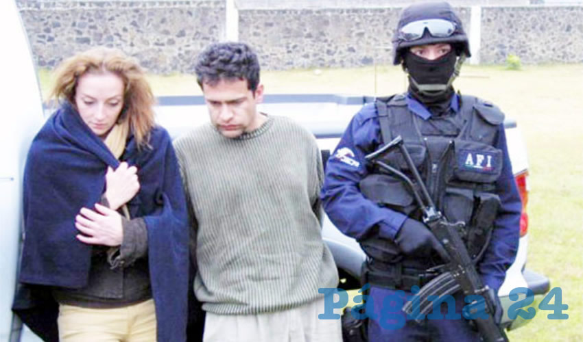 Florence Cassez e Israel Vallarta Cisneros, durante su detención en el montaje de 2005 orquestado por Genaro García Luna, entonces secretario federal de Seguridad y hoy preso en EU, y por el periodista Carlos Loret de Mola/Foto: David Deloarte