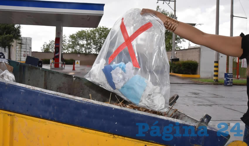 Se deben poner los desechos en una bolsa aparte, anudarla para cerrarla bien, marcarla con una “X” o ponerle una cinta en color rojo