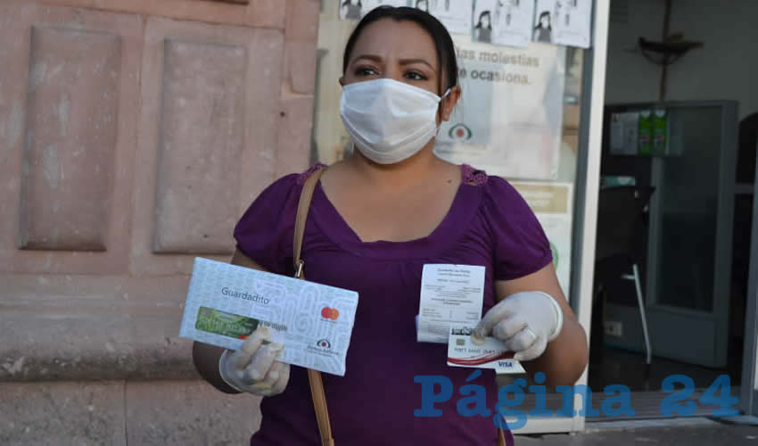 Decenas de ciudadanos esperan en las filas de las instituciones bancarias para recibir la entrega de los distintos apoyos que han sido dispuestos parte del gobierno de la República a cargo de Andrés Manuel López Obrador (Foto: Merari Martínez)