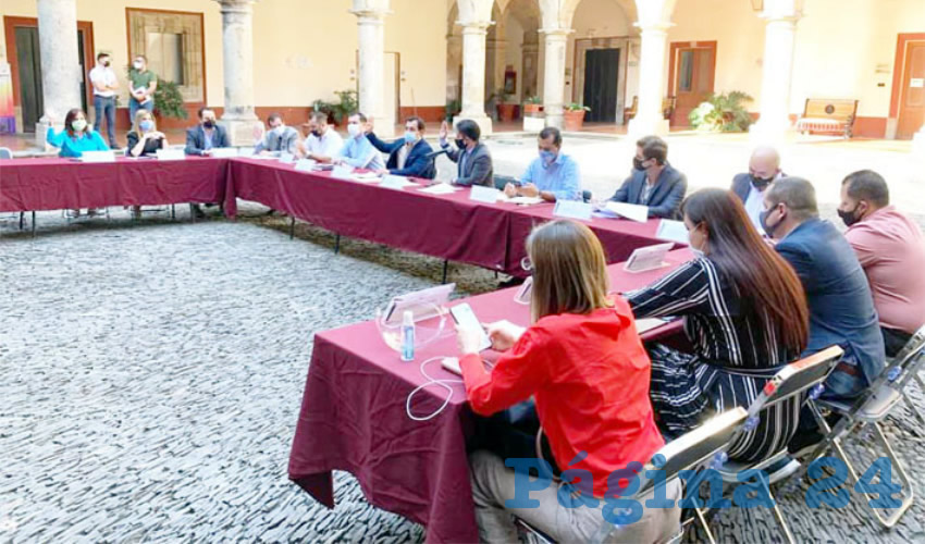 Legisladores discutieron la iniciativa enviada por Enrique Alfaro, la cual plantea liquidar a 442 trabajadores del OPD, además de que el gobierno estatal absorba la deuda por mil 343 millones de pesos; MC y PAN votaron a favor, el PRI se abstuvo y sólo Morena y el PT votaron en contra/Foto: Cortesía