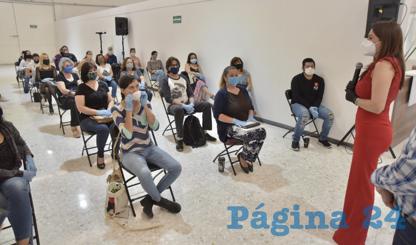 La presidenta municipal reconoci&oacute; la iniciativa de estos emprendedores de Aguascalientes que se dedican a la producci&oacute;n de art&iacute;culos como bisuter&iacute;a o manualidades