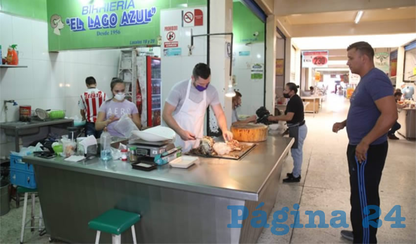En birriería Lago Azul, en el mercado Juárez, venden birria para desayunar con la familia