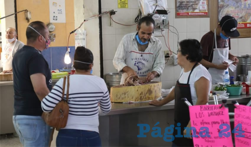 En birriería Los Vázquez, en el mercado Juárez, hay venta para llevar a casa y disfrutar con la familia