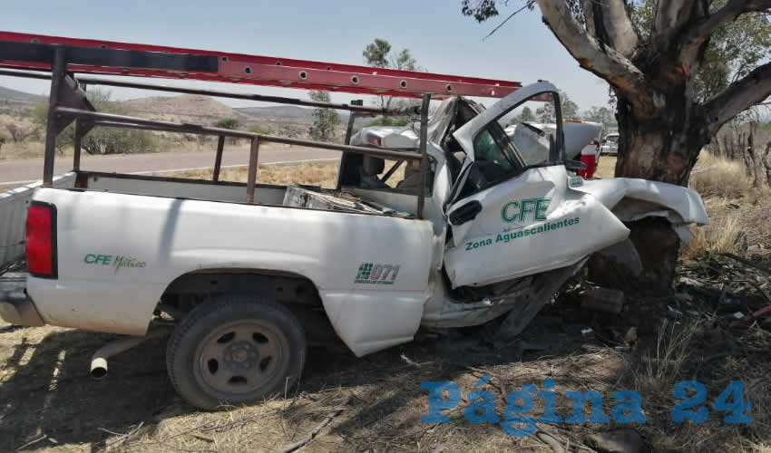 Juan Benito Navarro, de 33 años de edad, falleció al estrellarse su camioneta contra un árbol, en la carretera federal 71