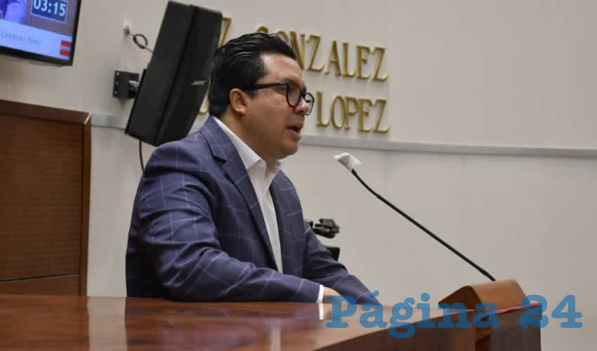 Omar Carrera Pérez, diputado local por Movimiento Regeneración Nacional (Morena), señaló en la tribuna del Congreso del Estado que a nueve días del escape de 12 reos del Centro Regional de Reinserción Social (Cerereso) de Cieneguillas, no se ha capturado a ninguno de los que escapó “y nadie sabe nada” (Foto Cortesía)