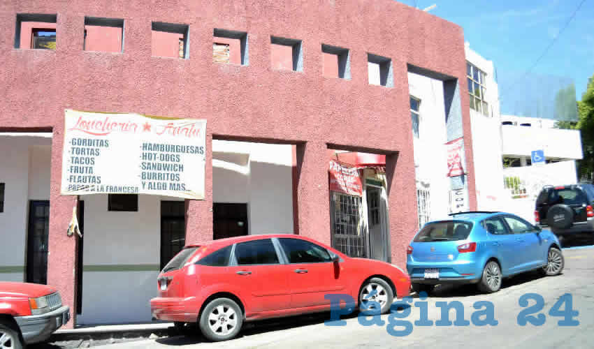 En el caso de la zona de Quebradilla, siguen las actividades en muchos restaurantes y puestos de comida, pues han optado por preparar comida para llevar o bien innovado en su menú para satisfacer las medidas impuestas por las autoridades para evitar aglomeraciones y posibles contagios de COVID-19 (Foto: Merari Martínez)