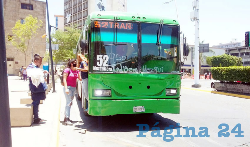 “Una aberración” que unidades del transporte público como estas presuman de haberse sumado a la modernización, cuando ni siquiera están bien pintadas, tienen rayones, el piso está desgastado, faltan asientos... sin mencionar el trato de los choferes, y la frecuencia de paso... Todo por $2.50 más/Foto: Francisco Tapia