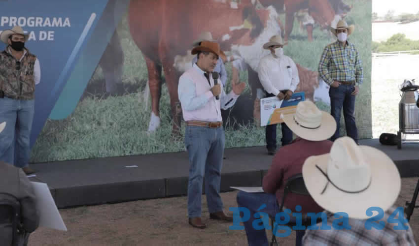 El gobernador Martín Orozco Sandoval entregó apoyos a ganaderos y agroproductores para el mejoramiento genético del ganado, remolques con cisterna y motobomba, así como para la incursión de nuevos cultivos