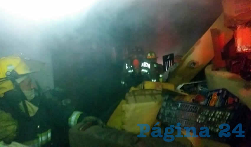 Los bomberos redoblaron esfuerzos ante el siniestro ocurrido en calle Mariano Jim&eacute;nez 307, en el fraccionamiento Emiliano Zapata, debido a que hab&iacute;a bastante material reciclable