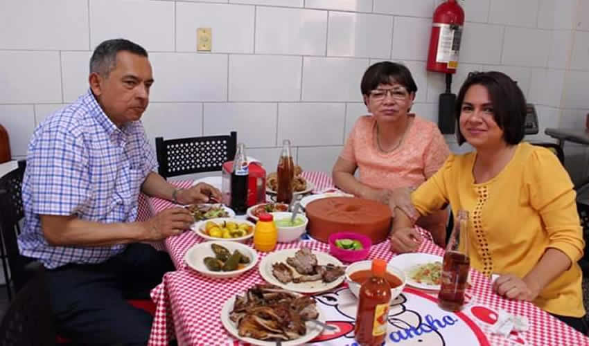 Alfonso Mu&ntilde;oz, Martina Cruz y Alma Mu&ntilde;oz estuvieron en Taco Loco de San Pancho