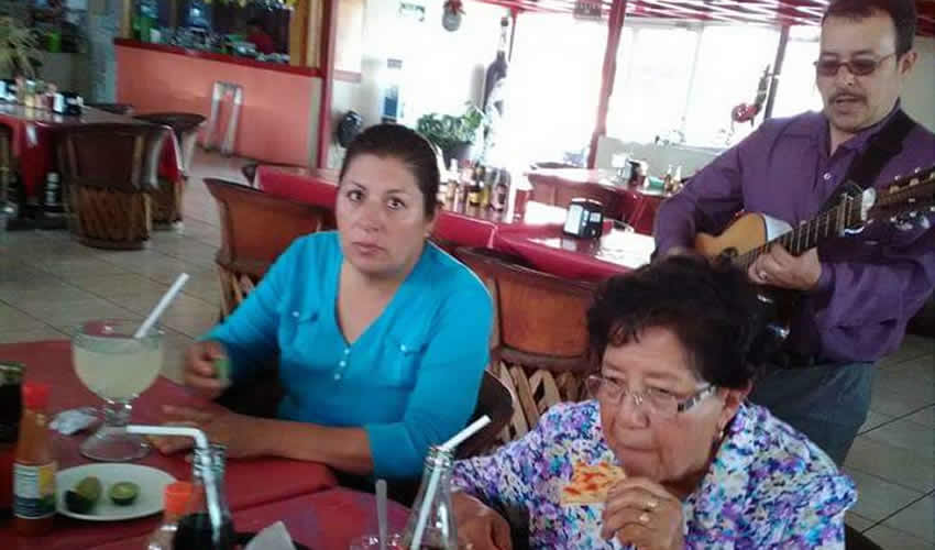 En el mismo restaurante charlaron Carmen Romo y Leticia de la Cruz