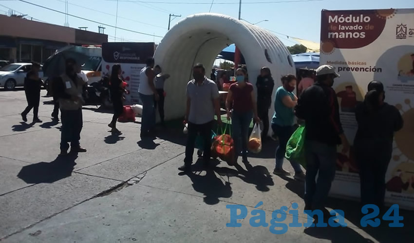 La mayoría de los comerciantes toman sus precauciones y utilizan también medidas de higiene, pero al tratarse de un lugar en la vía pública había centenas de puestos, por lo que no pudieron respetar mucha distancia entre ellos (Foto: Óscar Domínguez)