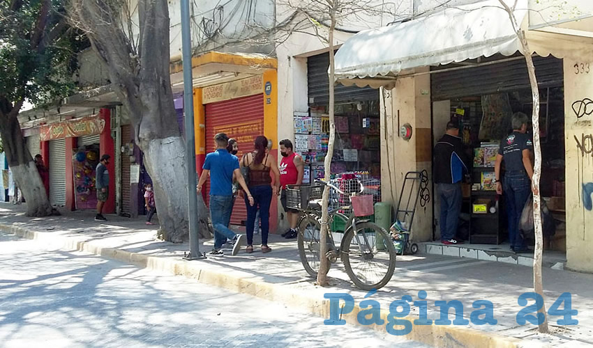 A sólo unos metros de esta oficina del gobierno estatal, pudimos observar que el cese de actividades en algunos locales ha sido simulado, pues están abiertos negocios de ropa, reparación de celulares y otros