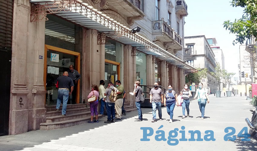 Sin mantener la denominada “sana distancia”, en las afueras de la recaudadora las personas deben hacer fila para lograr ingresar y realizar cualquier trámite que hayan solicitado previamente vía electrónica/Fotos: Francisco Tapia