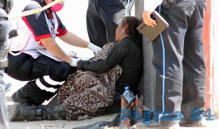 Lastimosa escena: Imelda Zavala Collazo sostiene desconsolada el cadáver de su hija de nueve años de edad