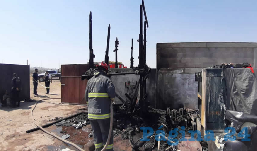 La caseta de madera y láminas quedó totalmente destruida, falleciendo horriblemente los dos pequeños que se encontraban adentro