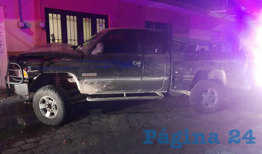 La camioneta Dodge Ram negra, cabina y media, con la cual intentaba escapar el conocido pillo Édgar “N” “N”, de 22 años de edad