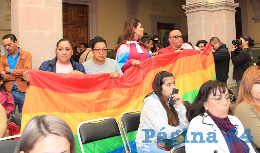 El colectivo Osos Mineros, inició un análisis de las notas periodísticas, llegando a la conclusión que el modus operandi en los tres casos era muy similar, por lo que en ese momento, el colectivo en conjunto con Orgullo Zacatecas, Olimpia de Gouges, Sosteniendo los Derechos de la Diversidad en Zacatecas (Sodedizac) y Colectiva Lésbica Feminista, alzaron la voz para pedir a la Fiscalía la pronta detención del responsable (Foto Rocío Castro Alvarado)