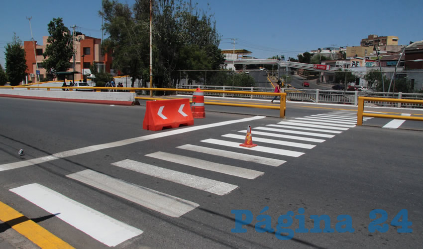 Este paso peatonal, gran parte del año, no se encuentra debidamente señalizado, por lo que muchos automovilistas no respetan el paso de las personas y en muchos de los casos transitan por este lugar a alta velocidad (Foto Rocío Castro Alvarado)