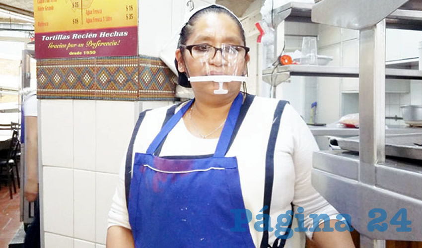 La señora María Félix, de un local de comida en el mercado San Juan de Dios, explicó que tuvo que recortar algunos días de salario a sus empleados, pero que al regresar de la contingencia sanitaria “todo volverá a la normalidad”
