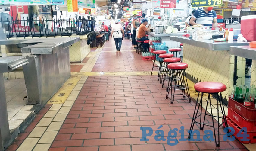 Desiertos lucen los pasillos del área de comida del mercado San Juan de Dios; se cuenta con cercos sanitarios en los ingresos del lugar, y los locatarios extreman medidas sanitarias; sin embargo, la gente no acude, y no lo hará hasta que se establezca la “nueva normalidad”/Fotos: Francisco Tapia