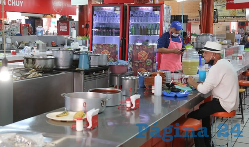En cocina econ&oacute;mica La Mensajera, en el mercado Morelos, pide desayuno para llevar 