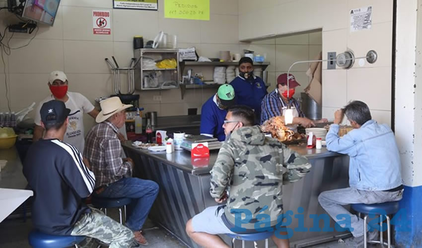 En Birrier&iacute;a El Lago Azul, en el mercado Ju&aacute;rez, hay birria para desayunar en casa con la familia