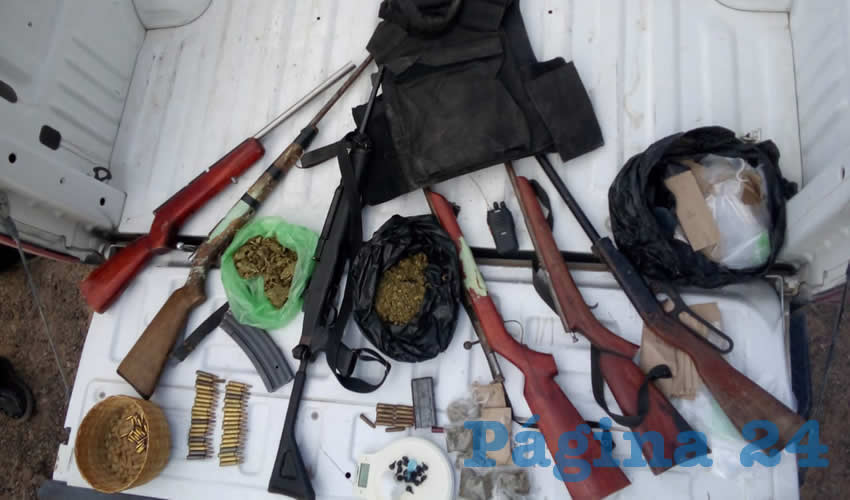 Un fusil, cinco escopetas, cartuchos y droga, lo decomisado a los dos delincuentes zacatecanos