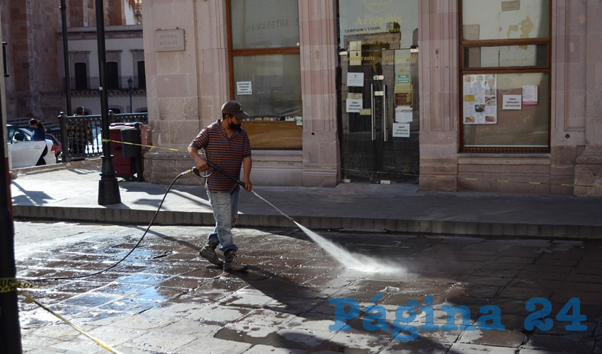 Continúan las jornadas de limpieza en el primer cuadro de la ciudad (Foto: Merari Martínez)