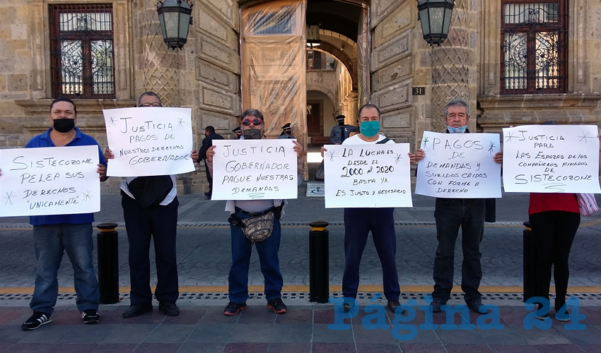 Con pancartas con leyendas como “pagos de demandas y sueldos caídos conforme a derecho”, “justicia para las esposas de los compañeros finados”, y “justicia gobernador pague nuestras demandas”, se plantaron en la Plaza de Armas/Fotos: Francisco Tapia