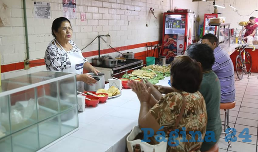 En cocina econ&oacute;mica los Brothers, en el mercado Morelos, desayuna y lleva a casa