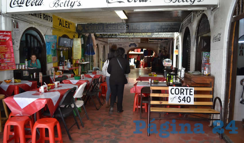 El pasaje que conecta la actual plazuela Genaro Codina y la recién remodelada Calle Ignacio Allende, cuenta con diferentes opciones en ambos extremos, ya sea desde peluquerías, salones de belleza, o reparación de celulares hasta la ya conocida sección de venta de alimentos, loncherías y comida rápida, donde pueden encontrar desde tortas, hamburguesas y bebidas como malteadas, así como otras secciones donde se ubican librerías y locales de venta de mochilas o bolsos (Foto: Merari Martínez)