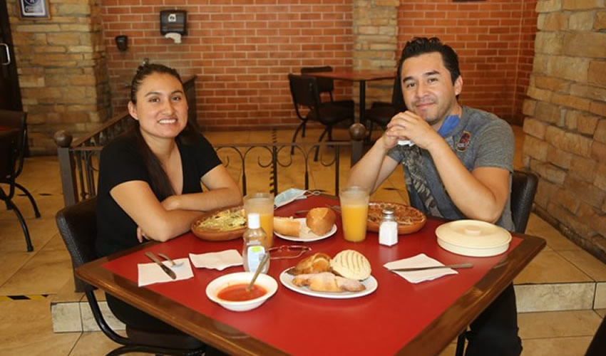 En Las Antorchas compartieron el pan y la sal Gabriela Rom&aacute;n y Christian Jim&eacute;nez Peralta