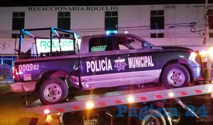 La unidad 0009-B2 sufrió menos daños, pero derribó el poste de un semáforo