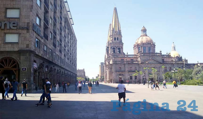 Sobre todo por Paseo Fray Antonio Alcalde, el número de ciudadanos aumentó en comparación con otros fines de semana, sin que las autoridades municipales –que rondan por el lugar– hicieran mucho por evitarlo/Foto: Elizabeth Ríos Chavarría