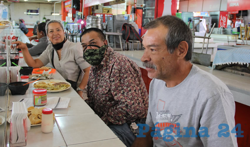 En la taquer&iacute;a Rubens, en el mercado Morelos, desayunaron Rosaura Meza, Rodolfo Meza y Reynaldo Olvera