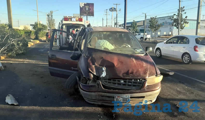 La unidad Chrysler Voyager que manejaba el borracho &Eacute;dgar Reyes Estrada, de 27 a&ntilde;os de edad