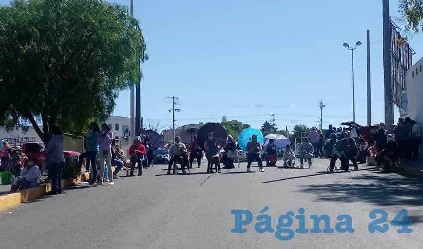 Siguiendo las medidas de sana distancia y el uso del cubrebocas para manifestarse, acudieron decenas de personas de distintas edades y trabajadores junto con el alcalde Abraham Castro Trejo, para pedir que se les considere en el reparto de despensas y apoyos para las comunidades del campo