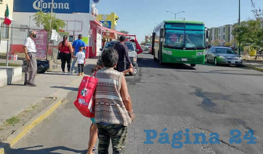 Son tres rutas que brindan el servicio de transporte a miles de vecinos que habitan en esta comunidad y fraccionamientos aledaños; dos de estas cobran 10 pesos y una 7, lo cual hace que transportarse sea altamente costoso/Foto: Francisco Tapia