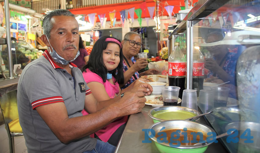 En Birrier&iacute;a Chavita, en el mercado Ter&aacute;n, desayunaron Marco Antonio Jasso, Kattia Jasso y Mar&iacute;a del Rosario Rodr&iacute;guez