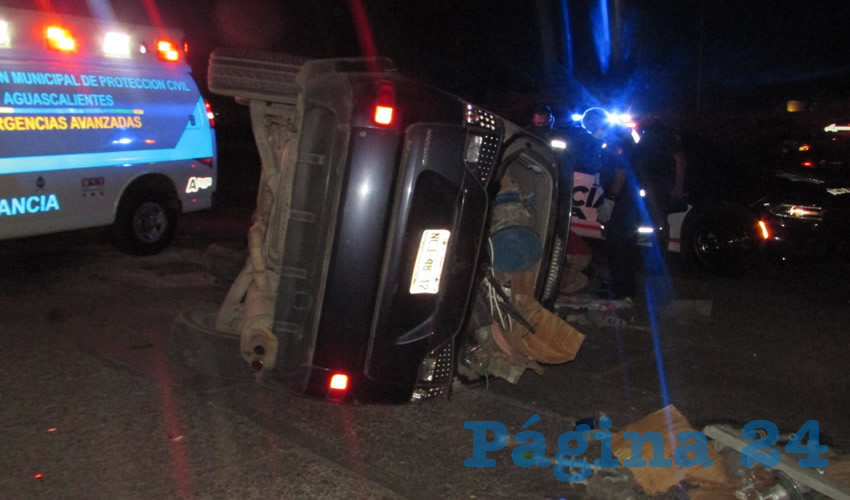 La unidad Mitsubishi negra quedó volcada sobre su costado derecho, en avenida Siglo XXI.