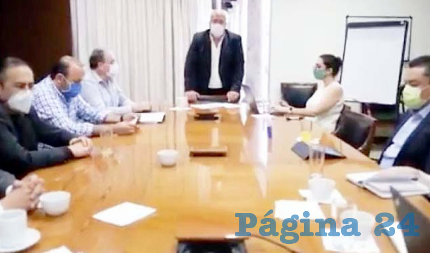 Durante la reunión de la secretaria de Gobernación con los gobernadores, ésta les pidió ceñirse al semáforo federal para reanudar actividades de forma coordinada; a esto, Enrique Alfaro reviró que no tienen sumisión ante el gobierno del Andrés Manuel López Obrador, “lo que hay es una ruta que nosotros definimos, y así vamos a seguir. No hay cambio de ningún tipo”/Foto: Twitter @EnriqueAlfaroR