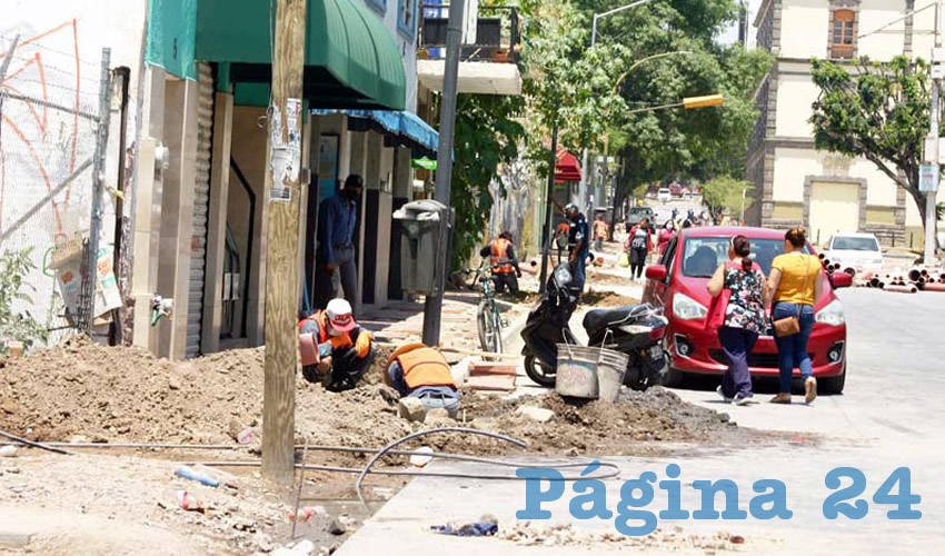 En conjunto con la crisis económica –y el cierre de “negocios no esenciales”– que está causando la pandemia, la prolongación de los trabajaos de cambio de drenaje en la concurrida calle está matando a los negocios de la zona/Foto: Francisco Tapia
