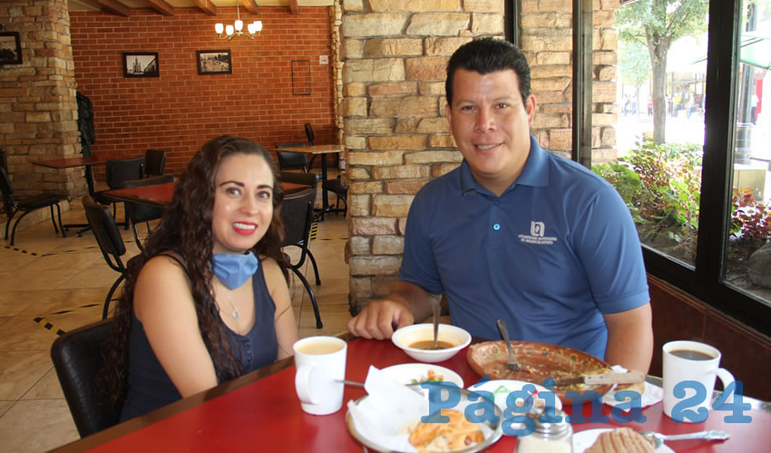En el restaurante Las Antorchas desayunaron Leticia Delgado y Omar Vel&aacute;zquez