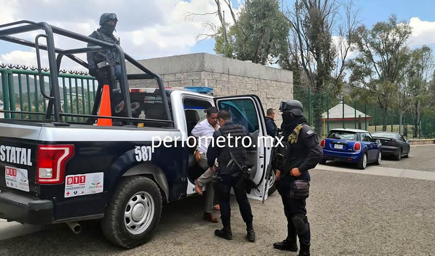 El alcalde de Pánuco, Abraham Castro Trejo, su esposa, el director del Sistema DIF Municipal, y la síndico municipal fueron aprehendidos y puestos a disposición del Ministerio Público ayer, luego que fueron acusados de una supuesta agresión (Foto Cortesía Periómetro)