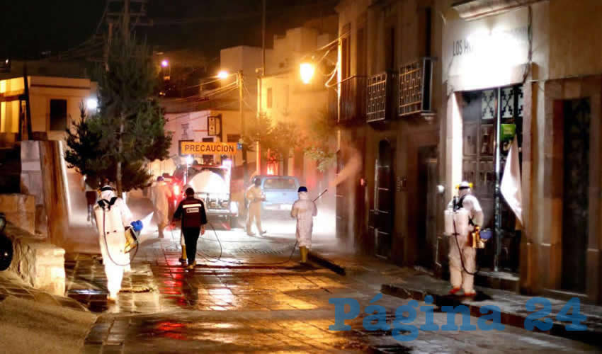 Ulises Mejía Haro recorrió las calles Aguadores, Huizar, Segunda de Matamoros y Calle del Ángel en la zona centro, refen­dando el compromiso de llevar servidos públicos de calidad para los zacatecanos durante esta crisis sanitaria