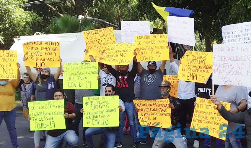 Trabajadores de ferias de Jalisco se plantaron afuera del Palacio de Gobierno de Jalisco para exigir a Enrique Alfaro que una de dos: o reactive la economía para el sector, y finalmente puedan llevar el pan a su mesa, o que les garantice apoyos, pues ya suman 67 días de que pararon actividades, y están desesperados/Fotos: Francisco Tapia